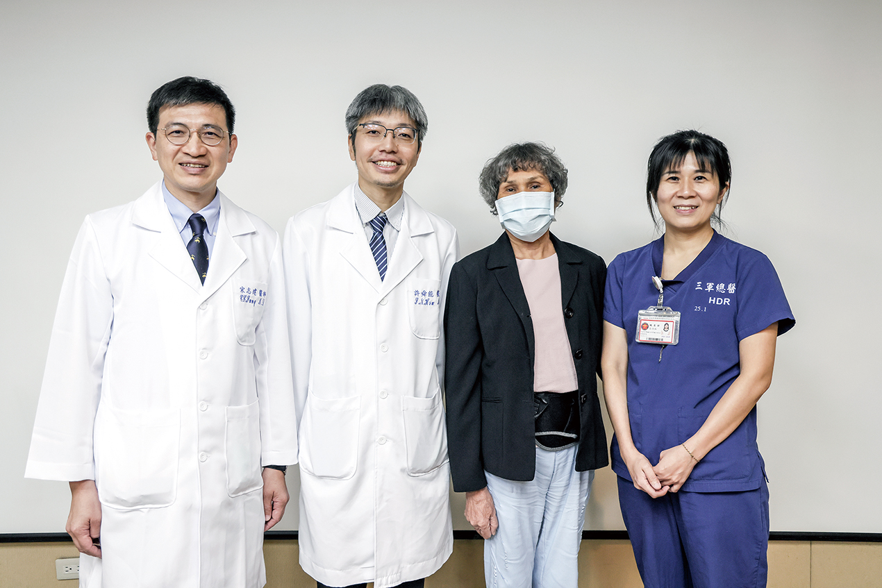 腎臟內科治療團隊與病患合影